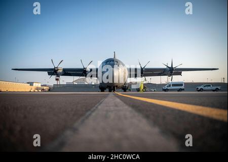 Un C-130J Super Hercules se trouve sur la ligne de vol avant le décollage à Camp Lemmonier, Djibouti, le 12 octobre 2021.L'escadron de transport aérien expéditionnaire 75th, qui est propriétaire de l'aéronef, soutient la Force opérationnelle interarmées combinée - Corne de l'Afrique avec des capacités de transport aérien tactique pour soutenir les évacuations médicales, les secours en cas de catastrophe, ainsi que les opérations humanitaires et de chute d'air.(É.-U.Photo de la Force aérienne par le Senior Airman Harrison Winchell) Banque D'Images