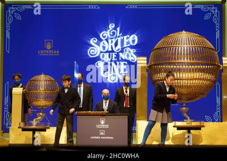 Madrid, Espagne.22nd décembre 2021.Deux des enfants de la résidence de San Ildefonso chantant une des chansons lors de la célébration de la Loterie extraordinaire de Noël de 2021 dessinent au Théâtre Royal de Madrid.(Photo par Atilano Garcia/SOPA Images/Sipa USA) crédit: SIPA USA/Alay Live News Banque D'Images