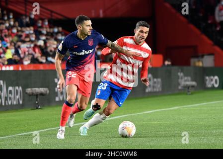 Grenade, Grenade, Espagne.22nd décembre 2021.Mario Hermoso d'Atco Madrid conduit le ballon contre Jorge Molina de Grenade CF pendant le match de la Ligue entre Grenade CF et Atco Madrid au stade Nuevo Los Carmenes le 22 décembre 2021 à Grenade, Espagne.(Credit image: © José M Baldomero/Pacific Press via ZUMA Press Wire) Banque D'Images