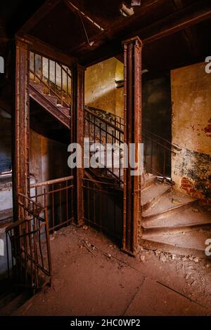 Vieux escalier rouillé à l'ancien manoir abandonné en ruines Banque D'Images