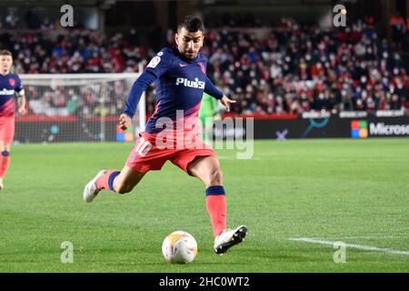 Grenade, Grenade, Espagne.22nd décembre 2021.Angel Correa d'Atco Madrid en action pendant le match de la Ligue entre Grenade CF et Atco Madrid au stade Nuevo Los Carmenes le 22 décembre 2021 à Grenade, Espagne.(Credit image: © José M Baldomero/Pacific Press via ZUMA Press Wire) Banque D'Images