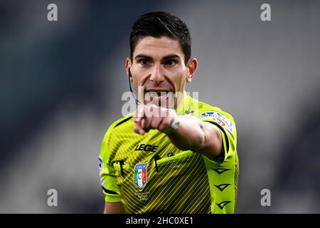 Turin, Italie.21 décembre 2021.Arbitre Federico Dionisi gestes pendant la Serie Un match de football entre Juventus FC et Cagliari Calcio.Credit: Nicolò Campo/Alay Live News Banque D'Images