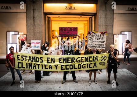 22 décembre 2021, Ciudad AutÃ³noma de Buenos Aires, Buenos Aires, Argentine: L'organisation internationale environnementale Rebellion ou extinction (XR) a organisé un défilé aux portes de la boutique de vêtements ''ZARA'' pour faire apparaître les problèmes de l'industrie de la mode rapide, la deuxième industrie la plus polluante au monde.(Image de crédit : © Alejo Manuel Avila/ZUMA Press Wire) Banque D'Images