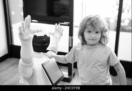 smart boy enfant communiquer avec la technologie de robot assistant pour l'éducation moderne, l'innovation Banque D'Images