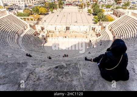 Une jeune femme jordanienne Visiteur au Théâtre romain, Amman, Jordanie. Banque D'Images