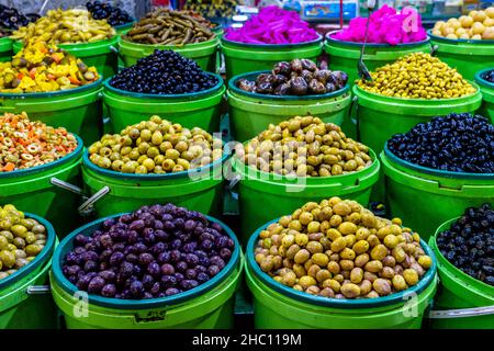 Olives et cornichons à vendre dans le souk, centre-ville, Amman, Jordanie. Banque D'Images