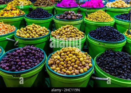 Olives et cornichons à vendre dans le souk, centre-ville, Amman, Jordanie. Banque D'Images