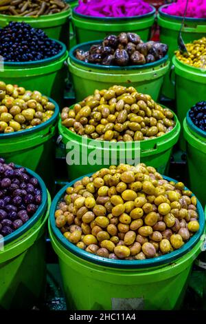 Olives et cornichons à vendre dans le souk, centre-ville, Amman, Jordanie. Banque D'Images