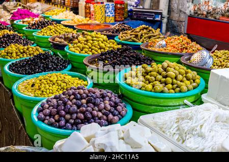 Olives, cornichons et fromages locaux à vendre dans le souk, centre-ville, Amman, Jordanie. Banque D'Images