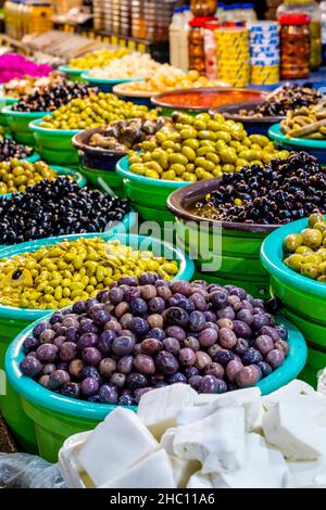 Olives, cornichons et fromages locaux à vendre dans le souk, centre-ville, Amman, Jordanie. Banque D'Images