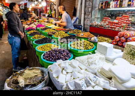 Fromages locaux, olives et cornichons à vendre dans le souk, centre-ville, Amman, Jordanie. Banque D'Images