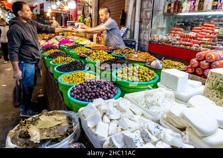 Fromages locaux, olives et cornichons à vendre dans le souk, centre-ville, Amman, Jordanie. Banque D'Images