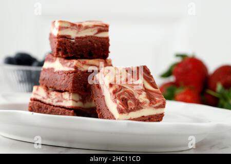 Brownie au chocolat et à la crème en velours rouge avec motif tourbillon sur le dessus, délicieux gâteau maison à deux couches. Banque D'Images