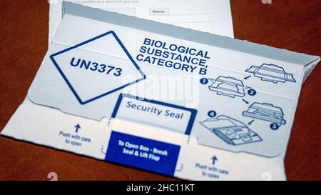ROYAUME-UNI.23rd décembre 2021.Un kit de test PCR (réaction en chaîne de la polymérase) à domicile.Les services NHS Test and Trace se poursuivront tout au long de la période de Noël et du nouvel an, fournissant et traitant des tests pour ceux qui en ont besoin, et retraçant les contacts des cas positifs de COVID-19.Tous les sites de test resteront ouverts, avec des créneaux horaires disponibles pour la réservation le jour de Noël, le lendemain de Noël et le jour de l'an.Les heures de fonctionnement du site d'essai peuvent être prolongées en cas de demande accrue de tests PCR.Credit: Iain McGuinness / Alamy Live News Banque D'Images
