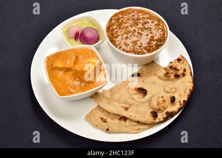 Shahi Paneer et Dal Makhani ont servi avec Tandoori Chapati dans une assiette Banque D'Images