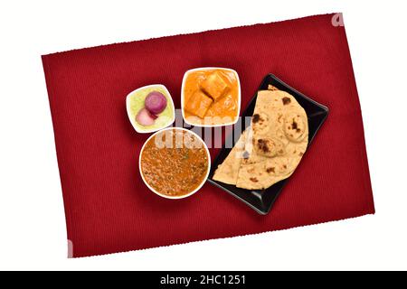 Vue de dessus de Shahi Paneer et Dal Makhani dans un bol servi avec l'oignon Chapati et Chutney Pickle sur un napperon isolé sur fond blanc Banque D'Images