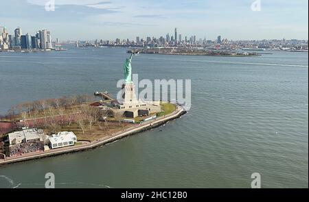 New York City, États-Unis - 15 décembre 2021 - la vue aérienne stupéfiante de la Statue de la liberté et de Manhattan, prise à partir d'un vol en hélicoptère Banque D'Images