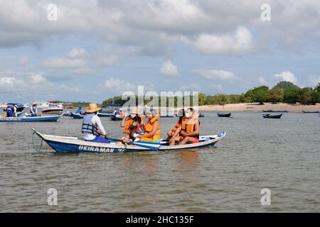 Alter do Chão, Brésil, 21 novembre 2021.canoës traversant des touristes vers l'île d'Amor à Alter do Chão, État de Pará, région du nord.Une île fraîche Banque D'Images