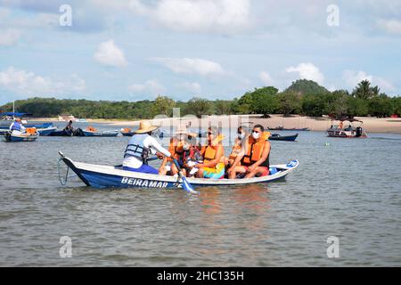 Alter do Chão, Brésil, 21 novembre 2021.canoës traversant des touristes vers l'île d'Amor à Alter do Chão, État de Pará, région du nord.Une île fraîche Banque D'Images