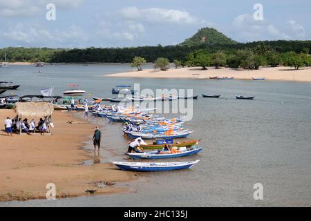 Alter do Chão, Brésil, 21 novembre 2021.canoës traversant des touristes vers l'île d'Amor à Alter do Chão, État de Pará, région du nord.Une île fraîche Banque D'Images