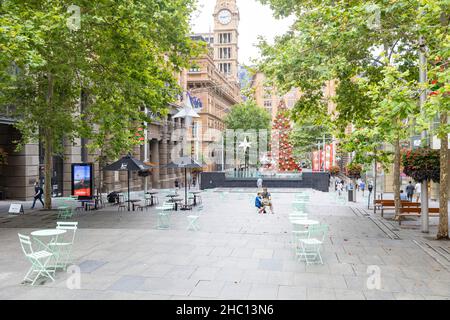 Alors que la Nouvelle-Galles du Sud atteint un nouveau record quotidien de 5715 caisses Covid 19 et que le port de masques à l'intérieur devient de nouveau obligatoire, les rues et magasins du centre-ville de Sydney restent largement désertés à l'approche de Noël avec de nombreuses personnes qui choisissent de rester à la maison, le centre-ville de Sydney.Credit: Martin Berry @ Alamy Live News. Banque D'Images