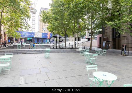 Alors que la Nouvelle-Galles du Sud atteint un nouveau record quotidien de 5715 caisses Covid 19 et que le port de masques à l'intérieur devient de nouveau obligatoire, les rues et magasins du centre-ville de Sydney restent largement désertés à l'approche de Noël avec de nombreuses personnes qui choisissent de rester à la maison, le centre-ville de Sydney.Credit: Martin Berry @ Alamy Live News. Banque D'Images