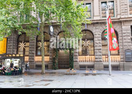 Alors que la Nouvelle-Galles du Sud atteint un nouveau record quotidien de 5715 caisses Covid 19 et que le port de masques à l'intérieur devient de nouveau obligatoire, les rues et magasins du centre-ville de Sydney restent largement désertés à l'approche de Noël avec de nombreuses personnes qui choisissent de rester à la maison, le centre-ville de Sydney.Credit: Martin Berry @ Alamy Live News. Banque D'Images