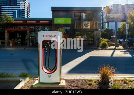 Quartier des affaires d'Adélaïde, Australie - 4 avril 2021 : station de recharge gratuite Tesla Super Charger EV dans le centre-ville de Franklin Street Banque D'Images