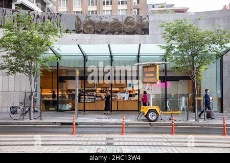 Alors que la Nouvelle-Galles du Sud atteint un nouveau record quotidien de 5715 caisses Covid 19 et que le port de masques à l'intérieur devient de nouveau obligatoire, les rues et magasins du centre-ville de Sydney restent largement désertés à l'approche de Noël avec de nombreuses personnes qui choisissent de rester à la maison, le centre-ville de Sydney.Credit: Martin Berry @ Alamy Live News. Banque D'Images