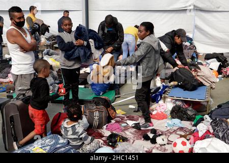 Les migrants d'Amérique centrale quittent la maison du pèlerin après 10 jours, disent Au revoir à leurs collègues et amis avant de poursuivre leur voyage vers le nord du pays à la recherche d'emplois.Le 22 décembre 2021 à Mexico, Mexique.(Photo de Luis Barron/Eyepix Group) Banque D'Images