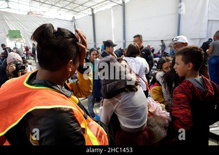 Les migrants d'Amérique centrale quittent la maison du pèlerin après 10 jours, disent Au revoir à leurs collègues et amis avant de poursuivre leur voyage vers le nord du pays à la recherche d'emplois.Le 22 décembre 2021 à Mexico, Mexique.(Photo de Luis Barron/Eyepix Group) Banque D'Images