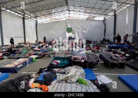 Les migrants d'Amérique centrale quittent la maison du pèlerin après 10 jours, disent Au revoir à leurs collègues et amis avant de poursuivre leur voyage vers le nord du pays à la recherche d'emplois.Le 22 décembre 2021 à Mexico, Mexique.(Photo de Luis Barron/Eyepix Group) Banque D'Images