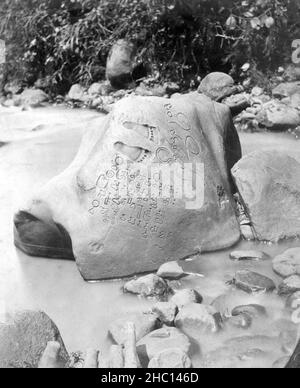 Indonésie : la pierre d'inscription Ciaruteun du 5th siècle, rivière Ciaruteun, district de Cibungbulang, Régence de Bogor, Java Ouest.Photo d'Isidore van Kinsbergen (1821 - 1905), fin du 19th siècle.L'inscription Ciaruteun, également écrite Ciarutön ou également connue sous le nom d'inscription Ciampea est une inscription en pierre de 5th-siècle découverte sur le lit de la rivière Ciaruteun, un affluent de la rivière Cisadane, non loin de Bogor, Java Ouest, Indonésie.L'inscription est datée de la période du royaume de Tarumanagara, l'un des premiers royaumes hindous de l'histoire indonésienne. Banque D'Images