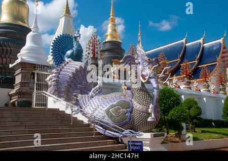 Thaïlande: Hatsadiling (demi-oiseau, demi-éléphant) à Wat Ban Den, Ban Inthakin, district de Mae Taeng, Chiang Mai.Wat Ban Den, également connu sous le nom de Wat Bandensali si Mueang Kaen, est un grand complexe de temples bouddhistes au nord de la ville de Chiang Mai dans le nord de la Thaïlande. Banque D'Images