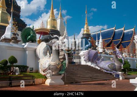 Thaïlande: Hatsadiling (demi-oiseau, demi-éléphant) à Wat Ban Den, Ban Inthakin, district de Mae Taeng, Chiang Mai.Wat Ban Den, également connu sous le nom de Wat Bandensali si Mueang Kaen, est un grand complexe de temples bouddhistes au nord de la ville de Chiang Mai dans le nord de la Thaïlande. Banque D'Images