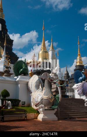 Thaïlande: Hatsadiling (demi-oiseau, demi-éléphant) à Wat Ban Den, Ban Inthakin, district de Mae Taeng, Chiang Mai.Wat Ban Den, également connu sous le nom de Wat Bandensali si Mueang Kaen, est un grand complexe de temples bouddhistes au nord de la ville de Chiang Mai dans le nord de la Thaïlande. Banque D'Images