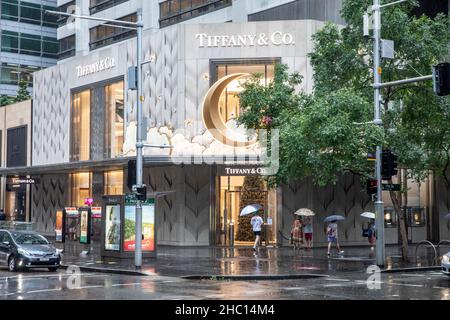 Tiffany & Co ( Tiffanys) magasin de bijoux et de diamants dans le centre-ville de Sydney sur une journée humide du 2021 décembre, Sydney, Australie Banque D'Images