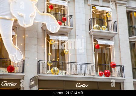 Extérieur du magasin de bijoux Cartier dans la rue Castlereagh dans le centre-ville de Sydney avec des décorations de Noël et des lumières, NSW, Australie Banque D'Images