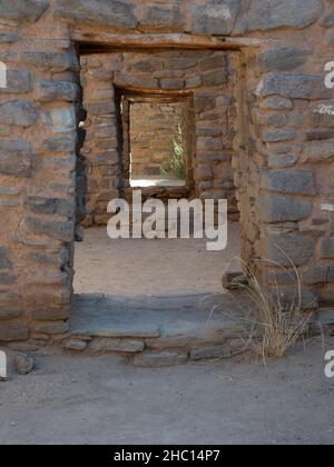 Série de portes dans des murs en pierre avec des linteaux en bois au-dessus des ouvertures.Photographié au monument national Aztec Ruins à Aztec, Nouveau-Mexique. Banque D'Images