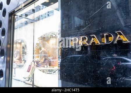 Boutique de luxe Prada et enseigne Prada au magasin dans le centre-ville de Sydney, Nouvelle-Galles du Sud, Australie Banque D'Images