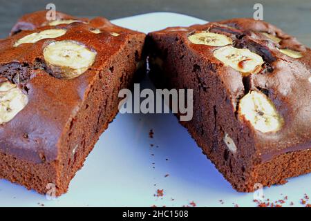 Gros plan une texture humide et appétissante de gâteau banane au chocolat complet sur une assiette Banque D'Images