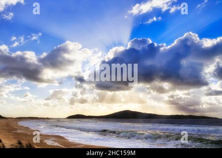 Tempête côtière sur l'océan Pacifique au-dessus de l'île Shark à la baie de Fingal et à la plage près de Port Stephens - paysage marin spectaculaire. Banque D'Images