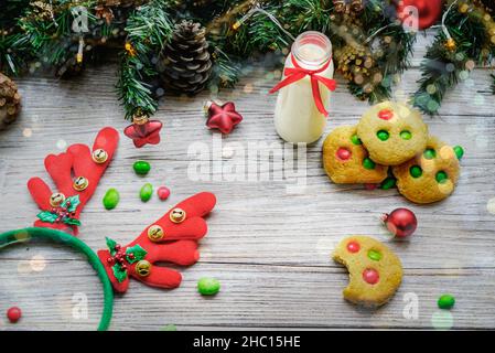 Cuisson de Noël.Pâte de gingembre pour pain d'épice, hommes de pain d'épice, étoiles, arbres de Noël, rollPIN,farine.Sur la table en marbre blanc de la cuisine Banque D'Images