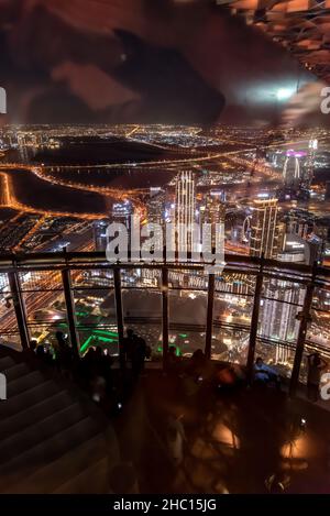 Dubaï, Émirats arabes Unis – le 14 décembre 2021, les personnes visitant les étages 24th et 25th de Burj Khalifa la nuit et faisant du shopping à Th Banque D'Images