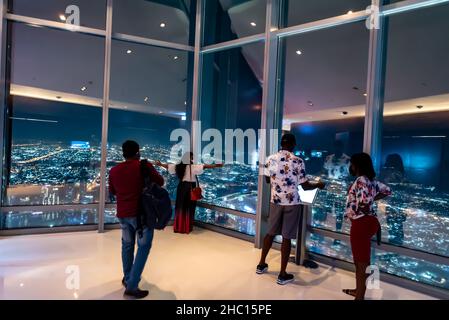 Dubaï, Émirats arabes Unis – le 14 décembre 2021, les personnes visitant les étages 24th et 25th de Burj Khalifa la nuit et faisant du shopping à Th Banque D'Images