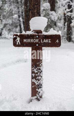 Panneau de sentier de randonnée Mirror Lake après une tempête de neige dans le parc national de Yosemite. Banque D'Images