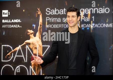 Italie, Milan, 22 décembre 2021 photocall de l'émission télévisée 'danza con Me' avec Roberto Bolle danseur italien célèbre dans le monde Banque D'Images