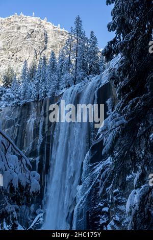 Vernal tombe après une tempête de neige sur le sentier Mist dans le parc national de Yosemite. Banque D'Images