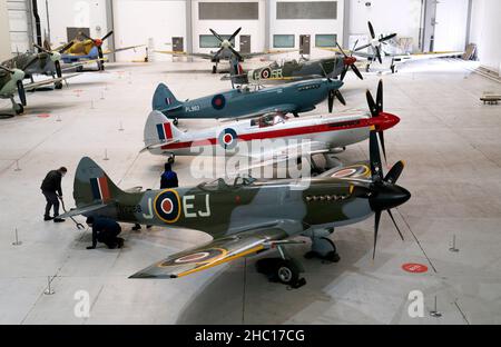 Douze Spitfire sont assemblés lors d'un appel photo pour IWM Duxford Spitfire: Evolution d'une exposition d'icônes.La plus grande collection de Spitfires Supermarine sous un seul toit assemblé pour la première fois, de certains des premiers Spitfires à voir le combat, à un avion de pré-restauration qui a été mis hors de stockage pour la première fois depuis 2013.Date de la photo: Mercredi 22 décembre 2021. Banque D'Images