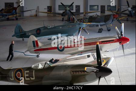 Douze Spitfire sont assemblés lors d'un appel photo pour IWM Duxford Spitfire: Evolution d'une exposition d'icônes.La plus grande collection de Spitfires Supermarine sous un seul toit assemblé pour la première fois, de certains des premiers Spitfires à voir le combat, à un avion de pré-restauration qui a été mis hors de stockage pour la première fois depuis 2013.Date de la photo: Mercredi 22 décembre 2021. Banque D'Images